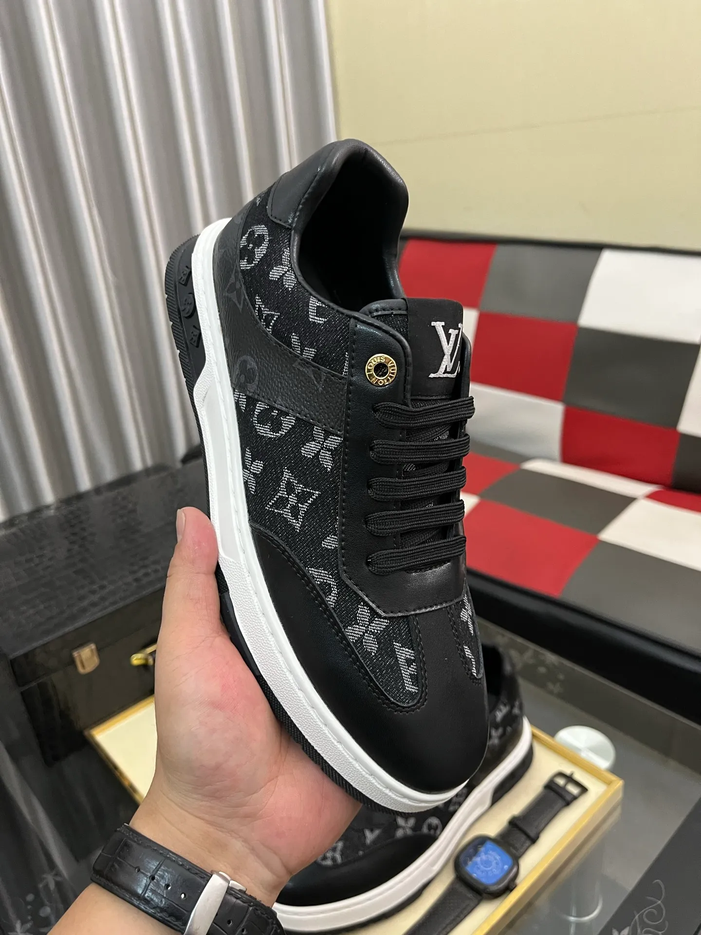 Men's shoes 💰400⌚️⌚️《Louis vuitton/LV Louis Vuitton》original quality.~ Unique modern style sneakers. 🏃A must-have casual shoe for trendy men😍😍 Original brand imported from Italy, imported original leather, cowhide lining (refuses to discolor and grind feet) sole: original sole provided by the original factory, French lazy style design ⚠️Fit to the feet, original quality, super comfortable original sole. Code number: 38-442️⃣Colors available